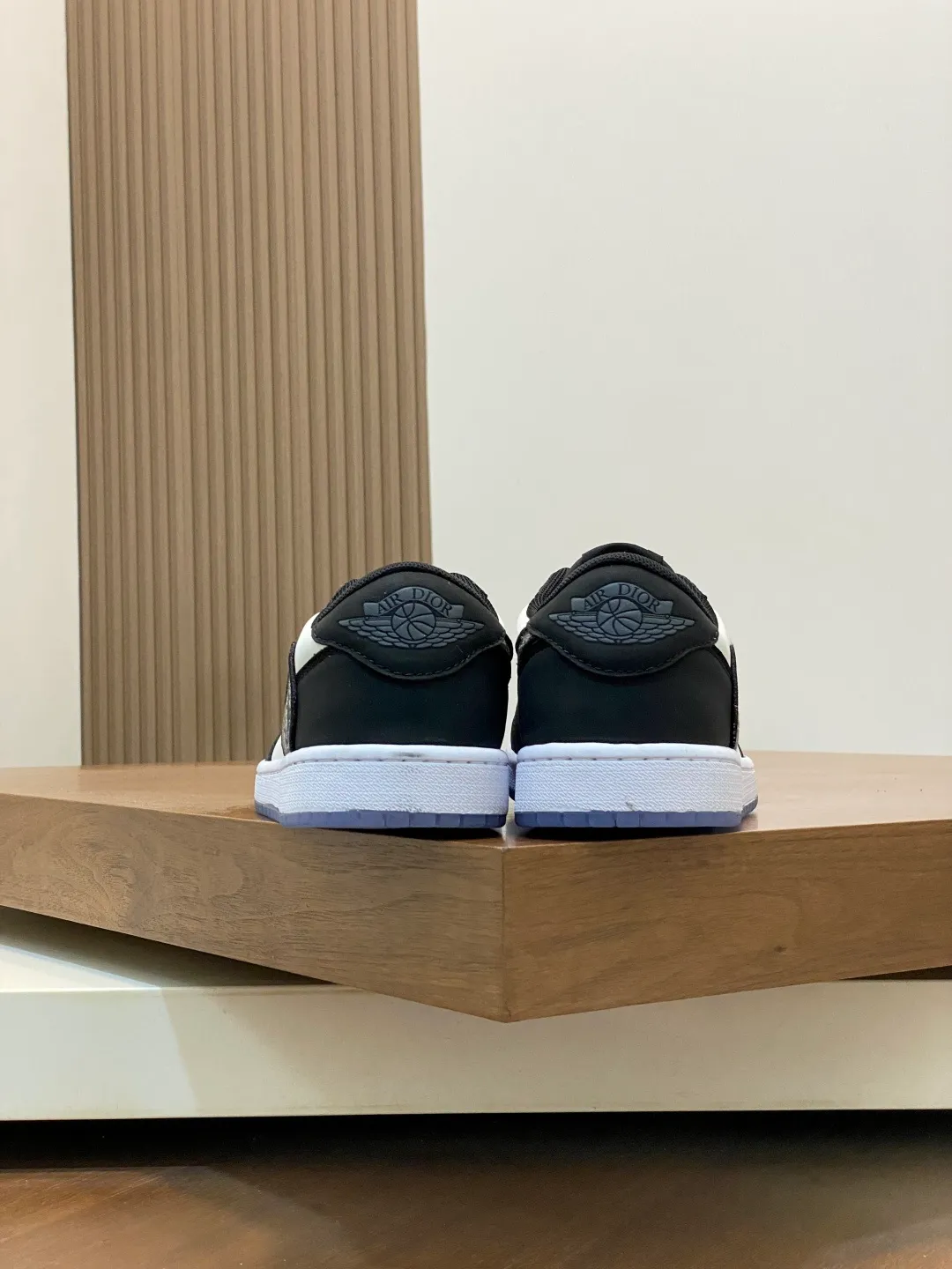 Men's shoes 💰700 [Dior-AIR] Dior co-branded model - high-end quality original single casual sports sneakers - upper: 🔝 silk calfskin, toe punching technology, tongue, brand cloth label, heel. embroidered brand logo - lining: brand canvas - outsole: original TPR·rubber·two-color molded outsole -super high quality control·fine workmanship·prominent (high-end·luxury·grade) -Size: 39-44 (38, 45, 46, can be customized)